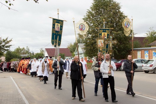 В Крупках прошел крестный ход, в честь освящения поклонного креста. Фото. Видео